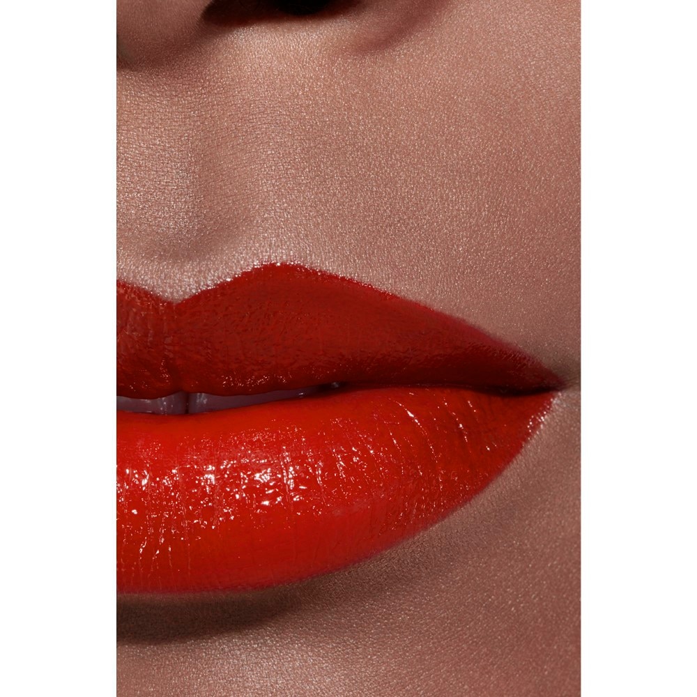 LA BARRA DE LABIOS SATINADA DE LARGA DURACI&Oacute;N, TRATAMIENTO HIDRATANTE Y ALISANTE